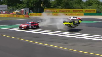 Video: GT-coureurs maken het bont met reeks spectaculaire koprollen
