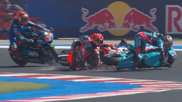 Massale valpartij katapulteert Veijer naar de leiding in Moto2
