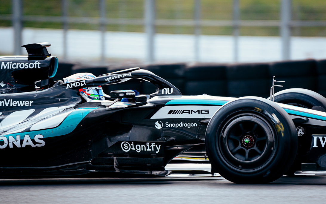 メルセデス、ピレリ重要タイヤテストでマクラーレンをかすめる