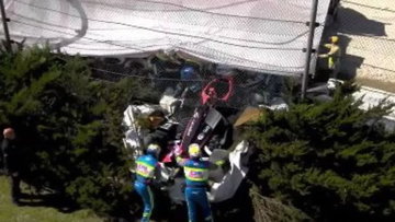 IndyCar-coureur vliegt door het hek in angstaanjagende crash