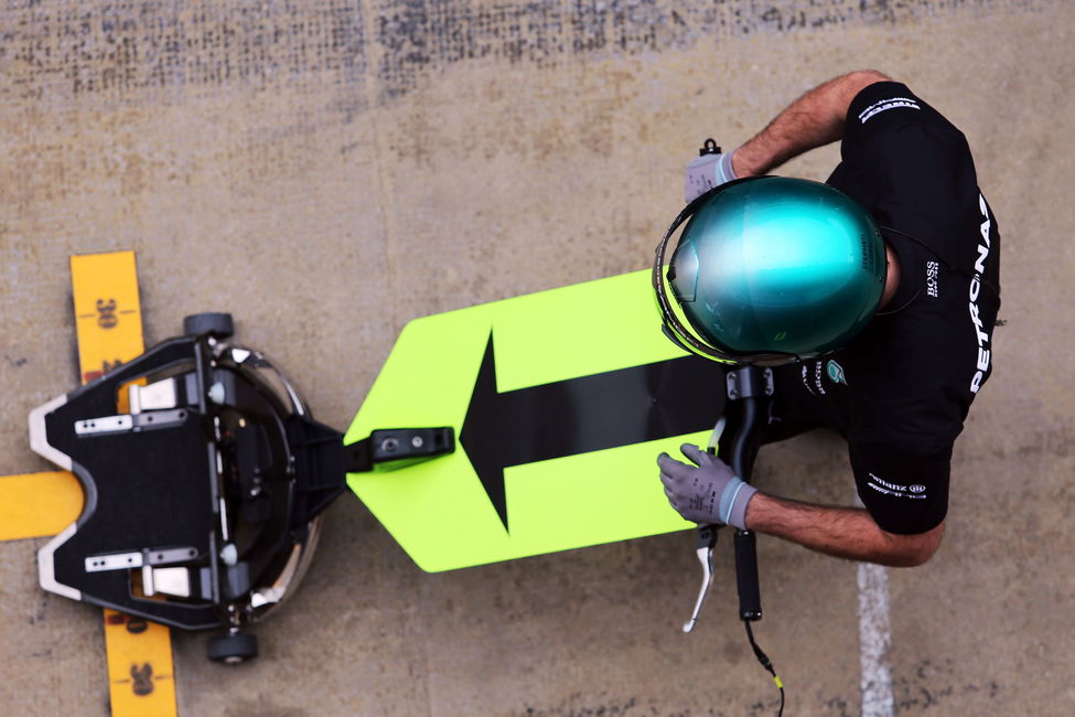 F1 Pitstop front jack Mercedes 2015