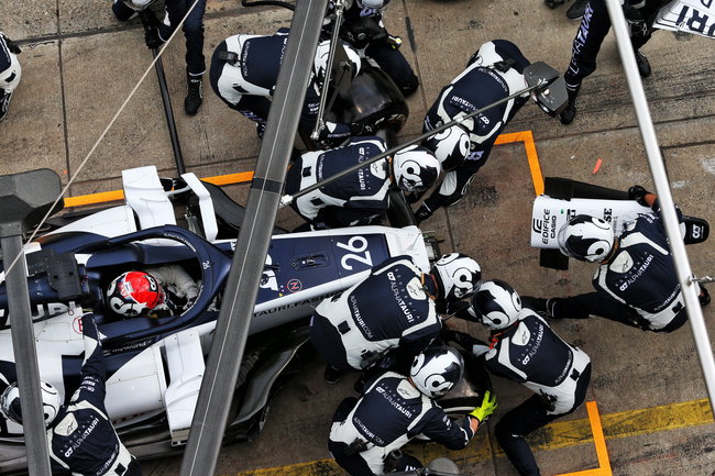 F1 pitstop front wing change Daniil Kvyat Alpha Tauri 2020