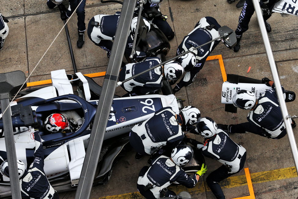 F1 pitstop front wing change Daniil Kvyat Alpha Tauri 2020