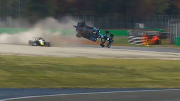 Formule 3-auto landt vol op halo na spectaculaire koprol