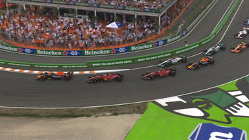 Video: Verstappen schudt Leclerc van zich af bij start GP Nederland