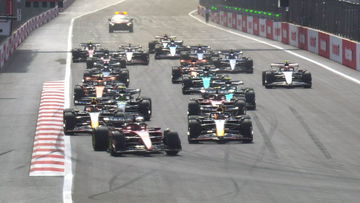 Video: Leclerc houdt Verstappen achter zich bij start GP Azerbeidzjan