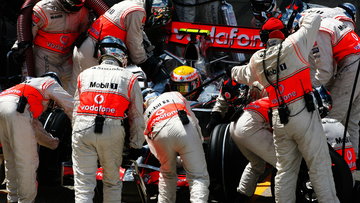 Lewis Hamilton botches Silverstone pit stop in F1 title-deciding rookie error