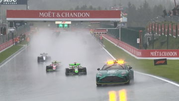 Formule 3-race valt in het water door hevige regenval