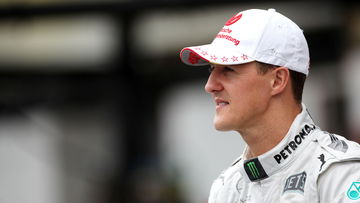 Michael Schumacher signeert F1-helm voor goede doel