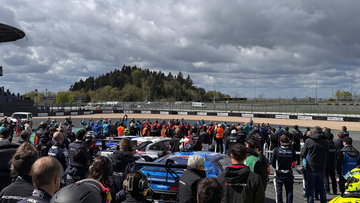 Coureurs brengen indrukwekkend eerbetoon aan overleden Miettinen