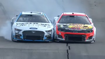 Woedende NASCAR-coureurs rijden opzettelijk op elkaar in achter de safety car