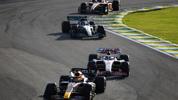 Video: Verstappen moet met hand en tand verdedigen tijdens start sprintrace Brazilië