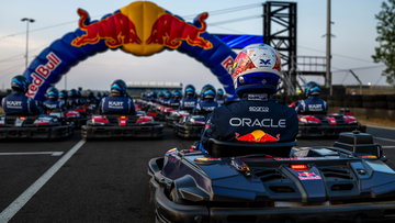 Deze bekende Nederlandse dame racet tegen Max Verstappen