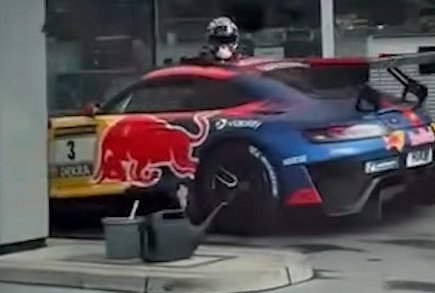 Verstappen mercedes tankstation screenshot