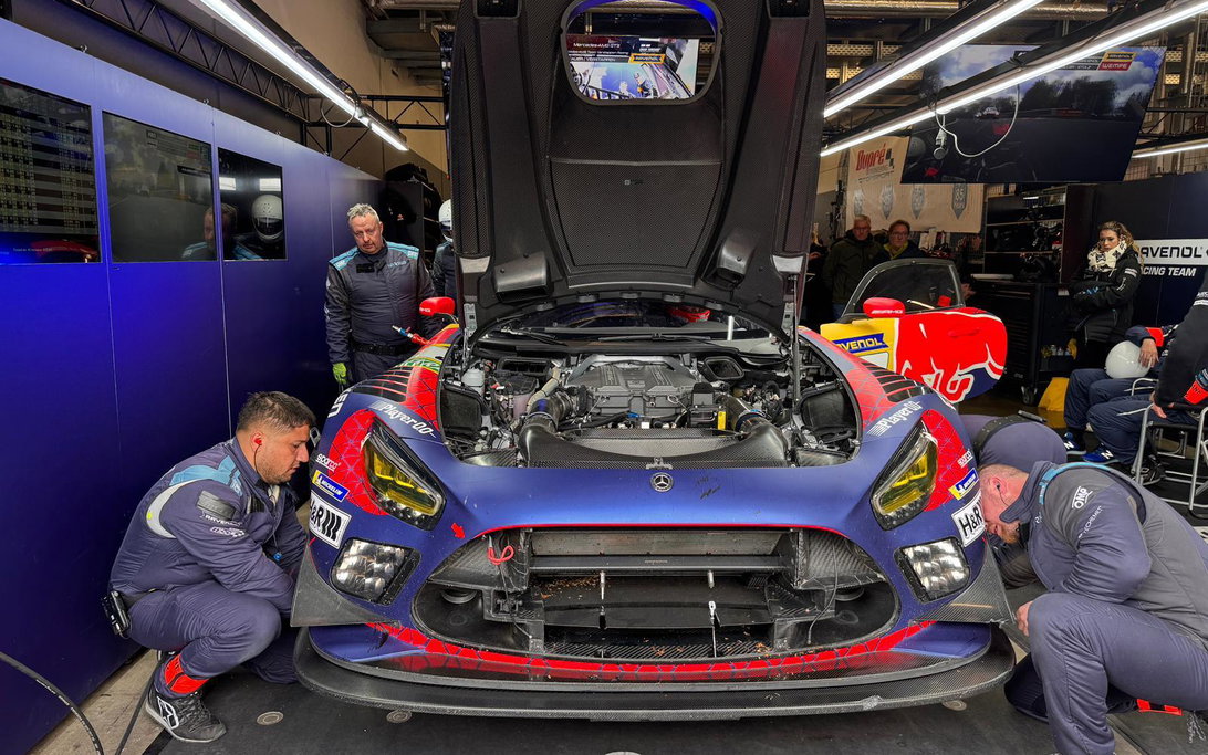 El intento de victoria de Max Verstappen en Nordschleife se trunca por daños en la parte delantera