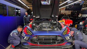 Breaking: Verstappen loopt schade op aan Mercedes