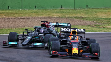 Regenmeester Verstappen kent monsterstart in Imola en deelt tik uit aan Hamilton