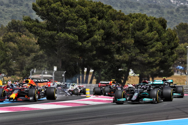 (L to R): Max Verstappen (NLD) Red Bull Racing RB16B and Lewis Hamilton (GBR) Mercedes AMG F1 W12 at the start of the race.
20.06.2021. Formula 1 World Championship, Rd 7, French Grand Prix, Paul Ricard, France, Race Day.
- www.xpbimages.com, EMail: requests@xpbimages.com  Copyright: Batchelor / XPB Images