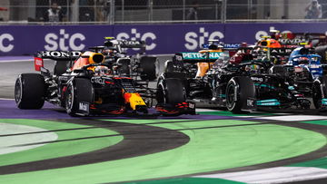 F1-commentator klaar met herhaalrecept Verstappen: "Wéér dwingt hij de stewards daartoe"