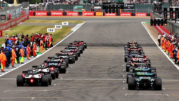 Bizarre video: Demonstranten gaan op circuit zitten tijdens openingsronde op Silverstone