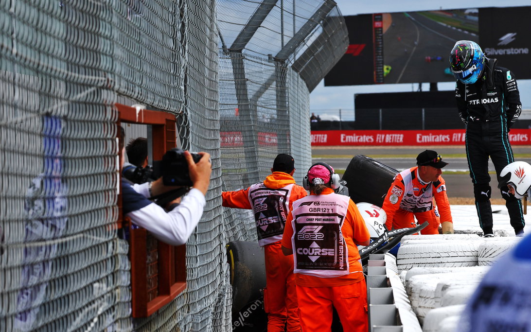 George Russell ricorda la decisione tra 'la vita e la morte' durante l'incidente di Zhou al GP di Gran Bretagna 2022