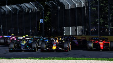 Video: Beide Mercedessen verschalken Verstappen bij start GP Australië