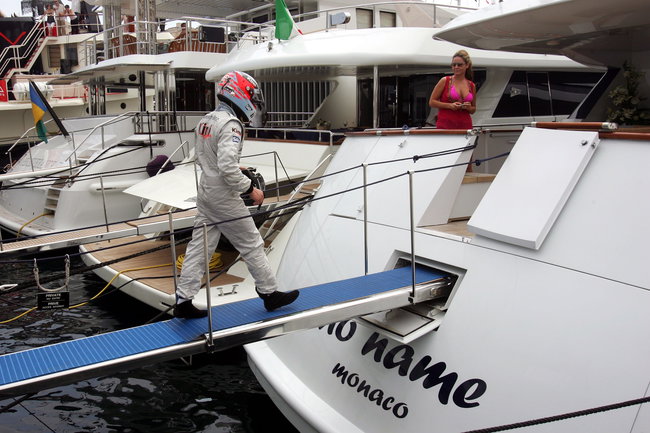 Kimi Raikkonen loopt naar zijn jacht nadat hij uitvalt tijdens de Grand Prix van Monaco