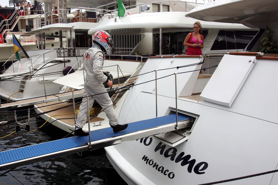 Kimi Raikkonen loopt naar zijn jacht nadat hij uitvalt tijdens de Grand Prix van Monaco