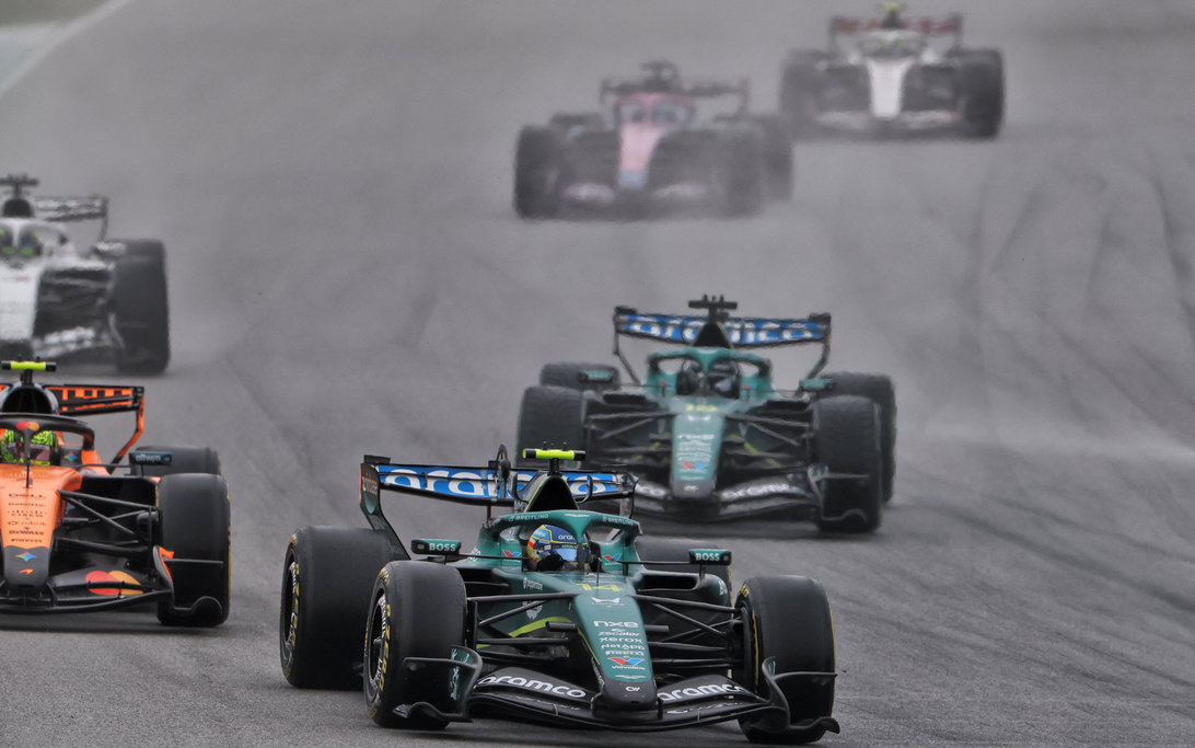 FIA pede desculpas pelo caos em Sepang; Alonso detona decisão dos comissários
