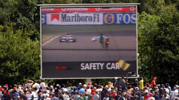 Jos Verstappen oog in oog met 'lunatic'; F1 hield adem in