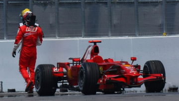 Onoplettende Hamilton blundert en knalt achterop woedende Raikkonen