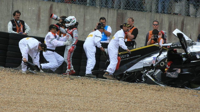 11.06.2011 Le Mans, France, race, crash with safety car phase, Allan McNish (GBR) Audi R18 TDI LMP1 Audi Sport North America crash with Anthony Beltoise (FRA) Ferrari 458 Italia LM GTE PRO Luxury Racing - 24 Hour of Le Mans 2011  - www.xpb.cc, EMail: info@xpb.cc - copy of publication required for printed pictures. Every used picture is fee-liable. Copyright: Photo4 / xpb.cc - LEGAL NOTICE: THIS PICTURE IS NOT FOR USE IN ITALY