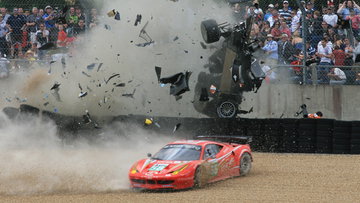 McNish blikt terug op Le Mans-horrorcrash: "Twee mensen zagen elkaar niet"