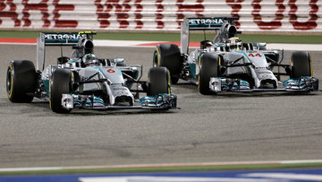 Hamilton en Rosberg schotelen legendarisch Mercedes-duel voor - terugblik