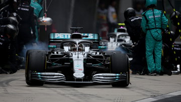 Mercedes viert F1-feestje met ongeëvenaard huzarenstukje in pitstraat