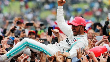 Glorie op eigen bodem: Een kijkje in Lewis Hamiltons triomfen op Silverstone
