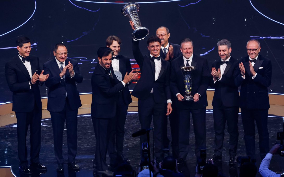 Lando Norris riceve formalmente il trofeo di campione del mondo F1 2025 al gala FIA