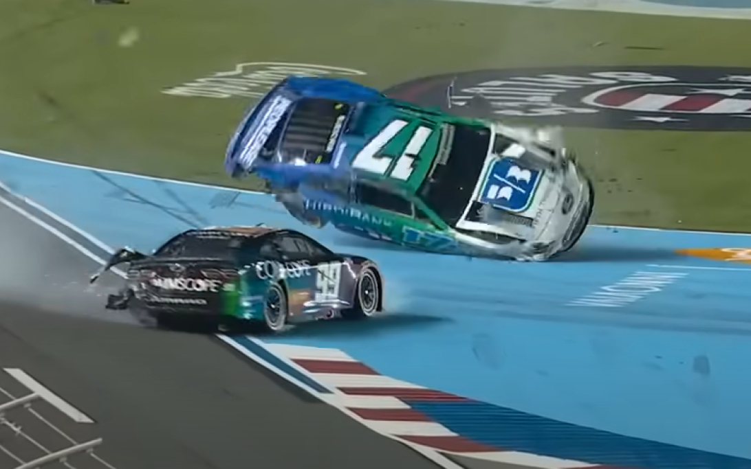 Video Een wel heel onverwachte, maar harde crash in NASCAR RacingNews365