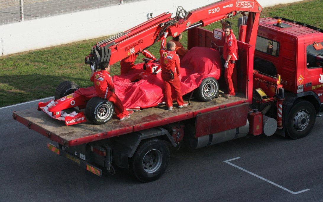 페라리의 파격적인 2006년 테스트: 2년 된 섀시에 V8 엔진을 싣다