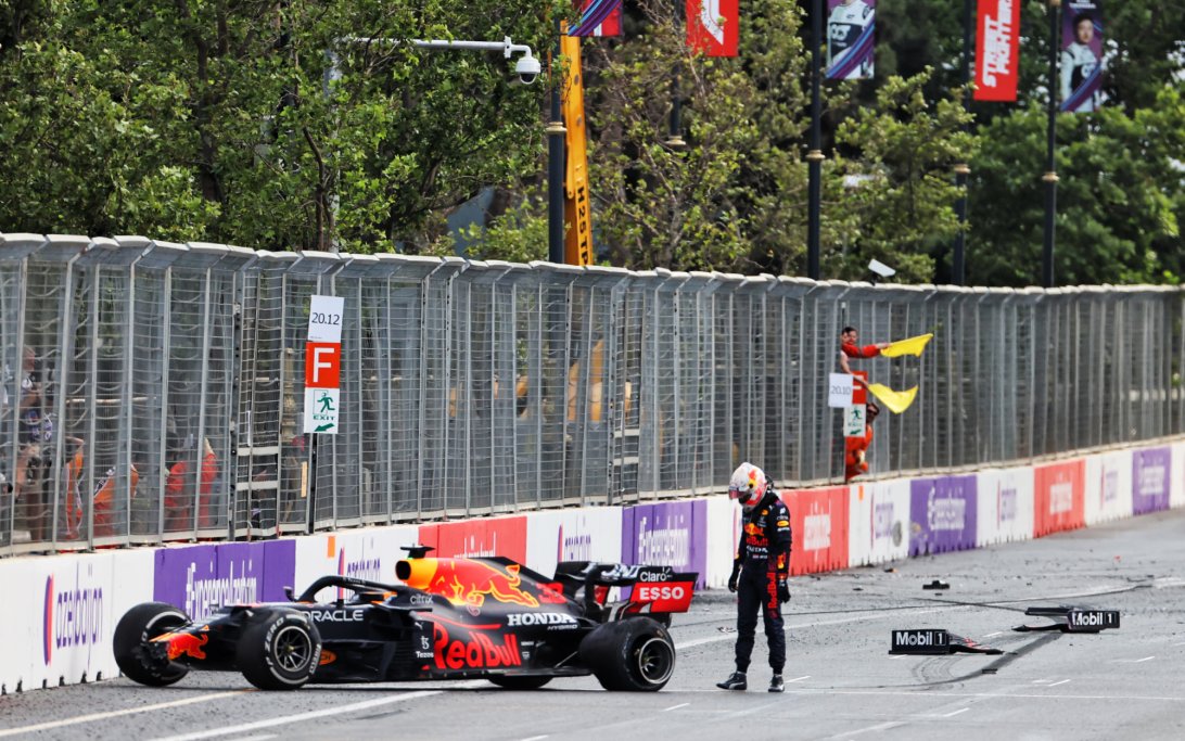 verstappen crash Baku 2021