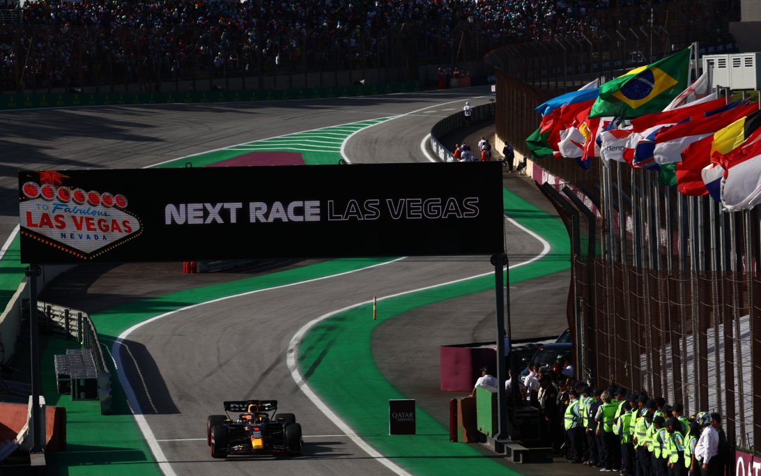 Max-Verstappen-Pitstraat-RacingNews365