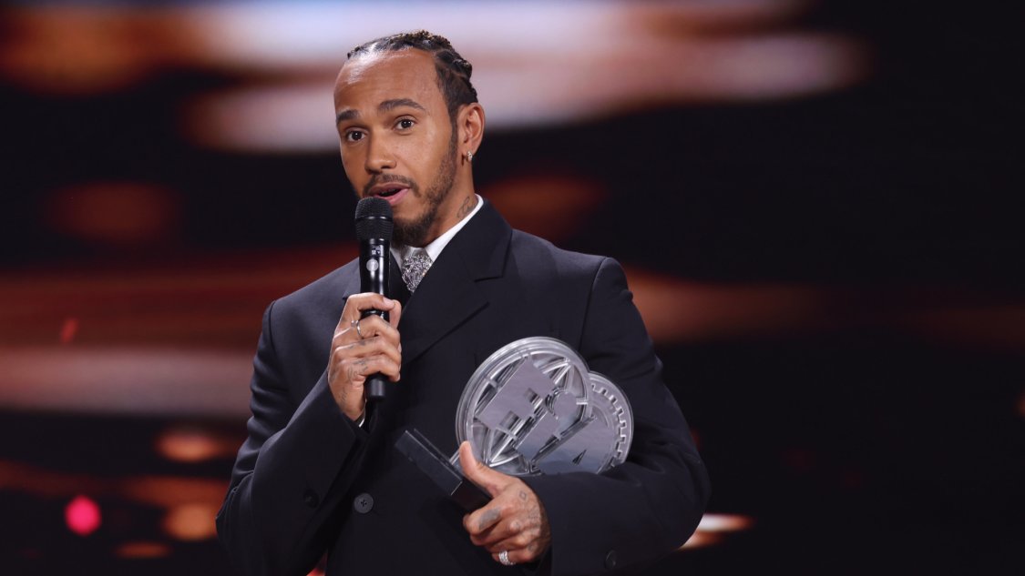 Mercedes issue clarification over Hamilton 'gifting FIA trophy to fan' |  RacingNews365