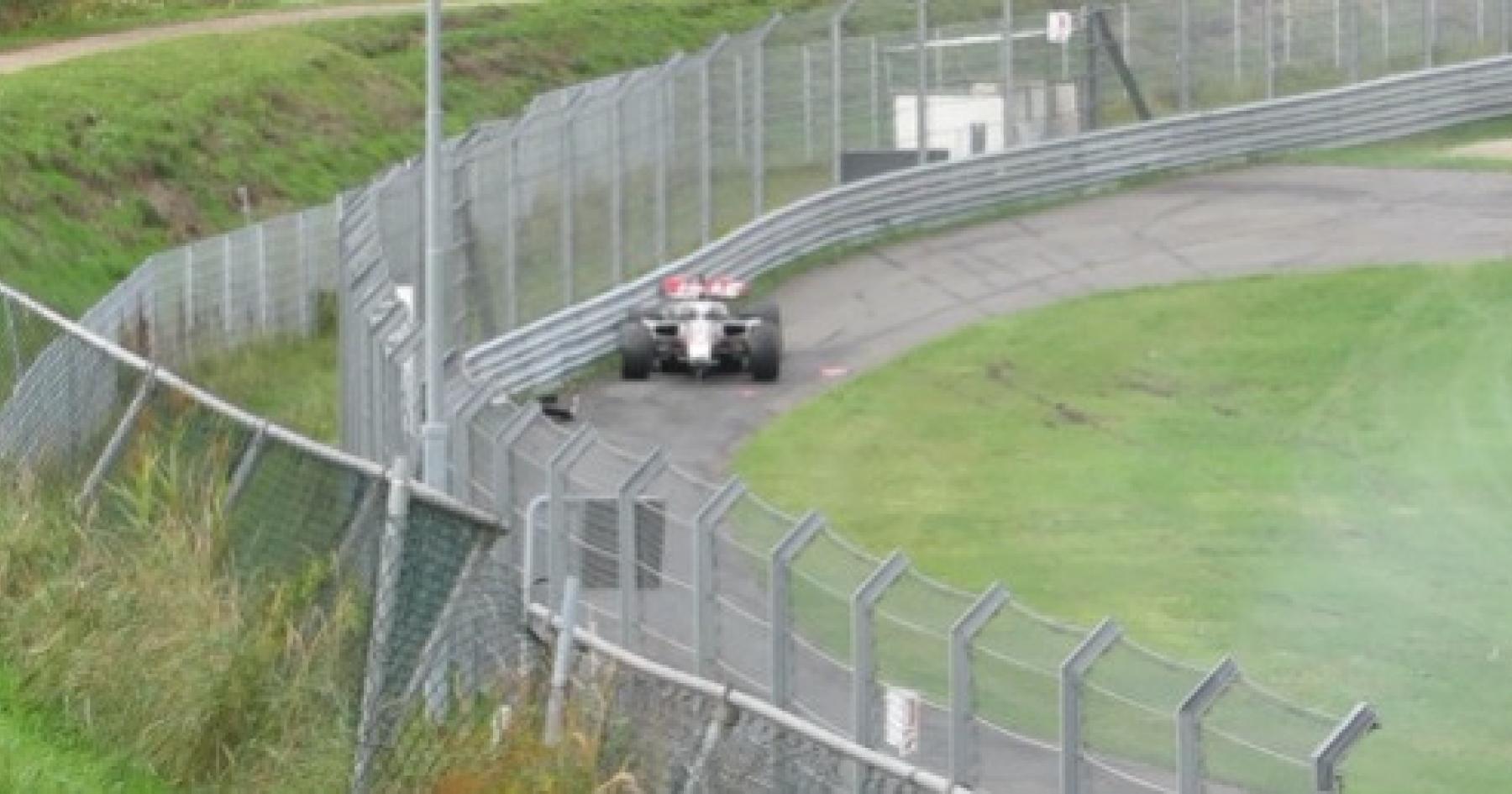 Haas-testcoureur crasht op Circuit Zandvoort