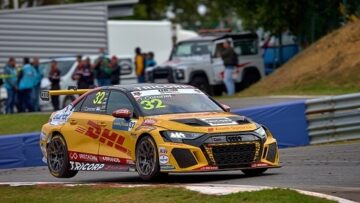 Video: Tom Coronel keert met twee bekers terug naar huis na succesvol WTCR-weekend