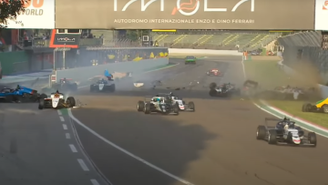 Race op Imola stilgelegd na 'monstercrash' met 15 auto's
