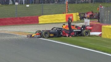 Video: Verstappen crasht en zorgt voor code rood in tweede training GP België