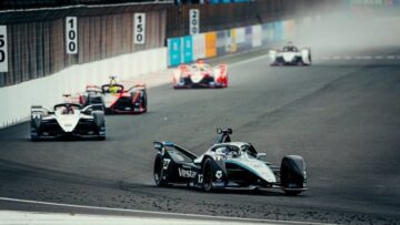 WATCH: Formula E field runs out of battery on last lap in Valencia