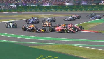 Video: Hyperagressieve Ferrari-coureurs maken leven Verstappen en Perez zuur bij herstart