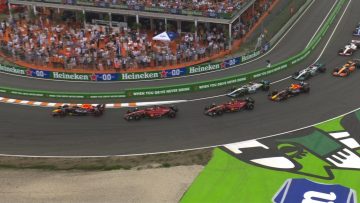 Video: Verstappen schudt Leclerc van zich af bij start GP Nederland