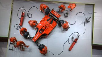 Ferrari brengt stadion in vervoering met demo op Olympische Spelen